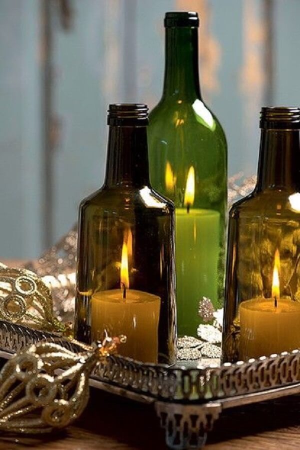 Garrafas iluminadas decoram o centro de mesa de natal. Fonte: Como Fazer em Casa