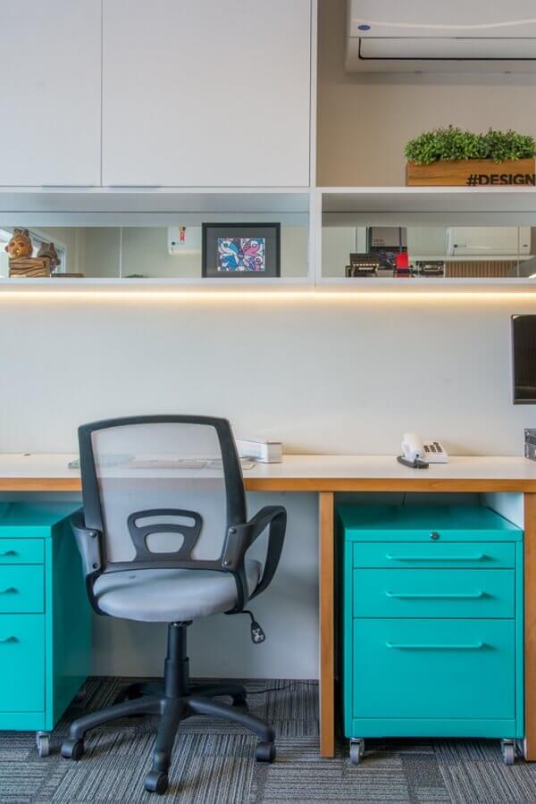 Gaveteiro azul turquesa para decoração de escritório com bancada de trabalho de madeira Foto Homify