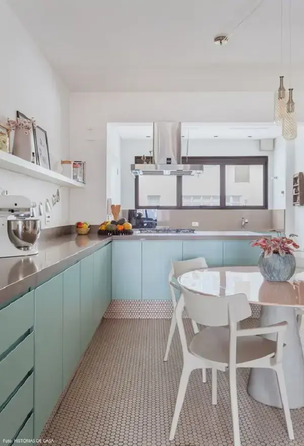 Granito cinza para cozinha com armários azuis