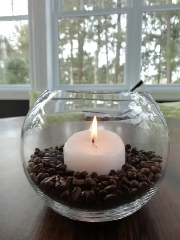 Grãos de café, cachepot de vidro e vela trazem vida a um lindo arranjo de centro de mesa de natal. Fonte: Julie Loves Home