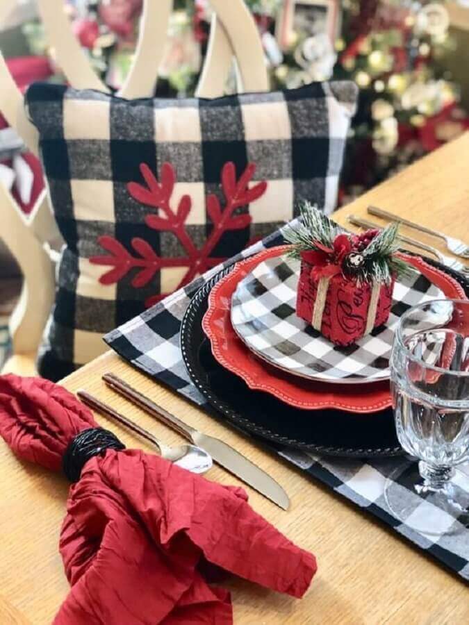 Guardanapo vermelho e prato xadrez para decoração de festa de Natal Foto Casa Trés Chic