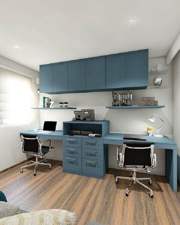 Home office azul e branco decorado com bancada de trabalho com gavetas Foto Betânia Pachedo Arquitetura