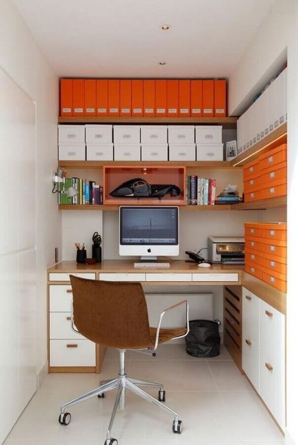 Home office pequeno de canto decorado com bancada de trabalho multifuncional com gavetas e nichos Foto Jeito de Casa