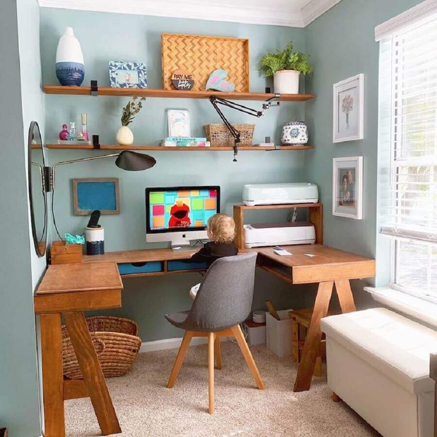 Home office simples decorado com bancada de trabalho de madeira em U Foto Morgan Mcbride