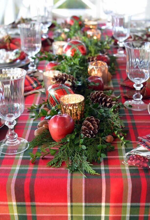 Ideia de arranjo de mesa para ceia natalina decorada com toalha xadrez Foto Blush e Pine Creative