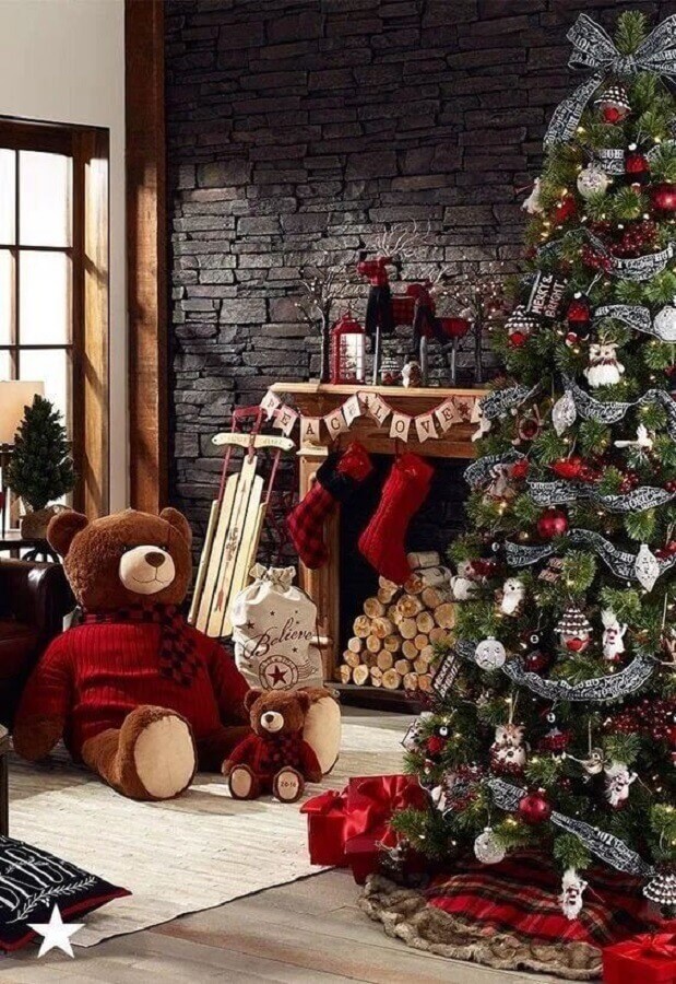 Ideias para festa de Natal decorada com arvore grande e urso de pelúcia Foto Casa Trés Chic