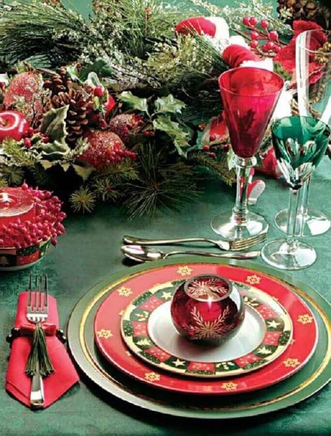 Ideias para festa de natal com decoração verde e vermelha para mesa da ceia Foto The Happy Hideout