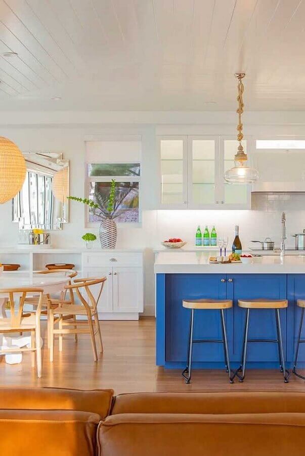 Ilha azul para decoração de cozinha conjugada com sala de jantar e estar Foto Decor Fácil