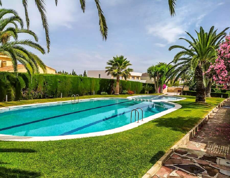 Jardim com arvore para casa com piscina de vinil oval Foto habitissimo