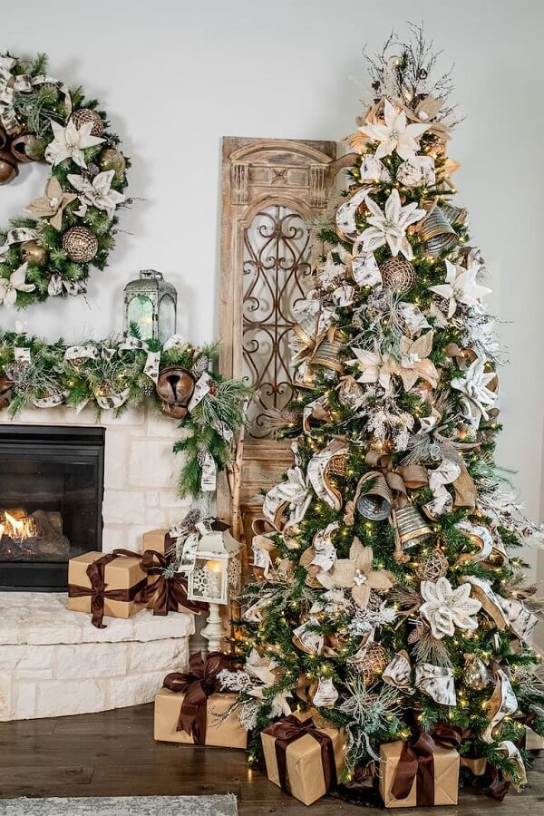 Lareira decorada com flores para árvore de natal dourada e bege