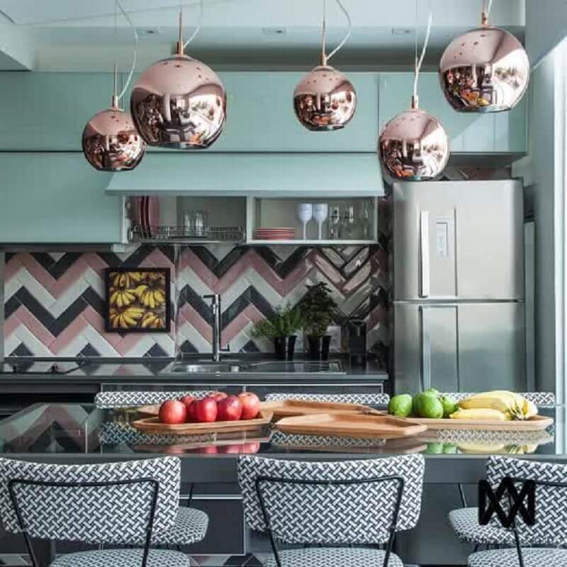 Luminária redonda para decoração de cozinha com azulejo colorido Foto Andrade Mello Arquitetura