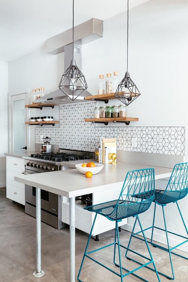 Lustre aramado para decoração de cozinha com banquetas azuis Foto Noz Design