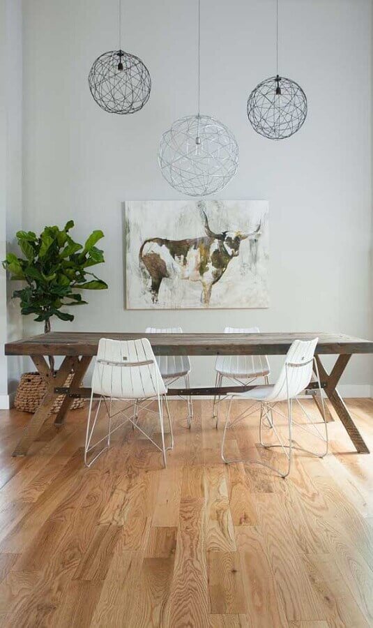  Lustre aramado redondo para decoração de sala de jantar simples com mesa rustica Foto Homify