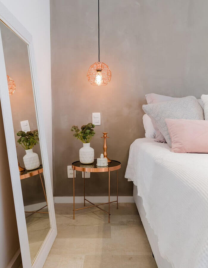 Lustre aramado rose gold para decoração de quarto com parede de cimento queimado e espelho de chao Foto Ideias Decor