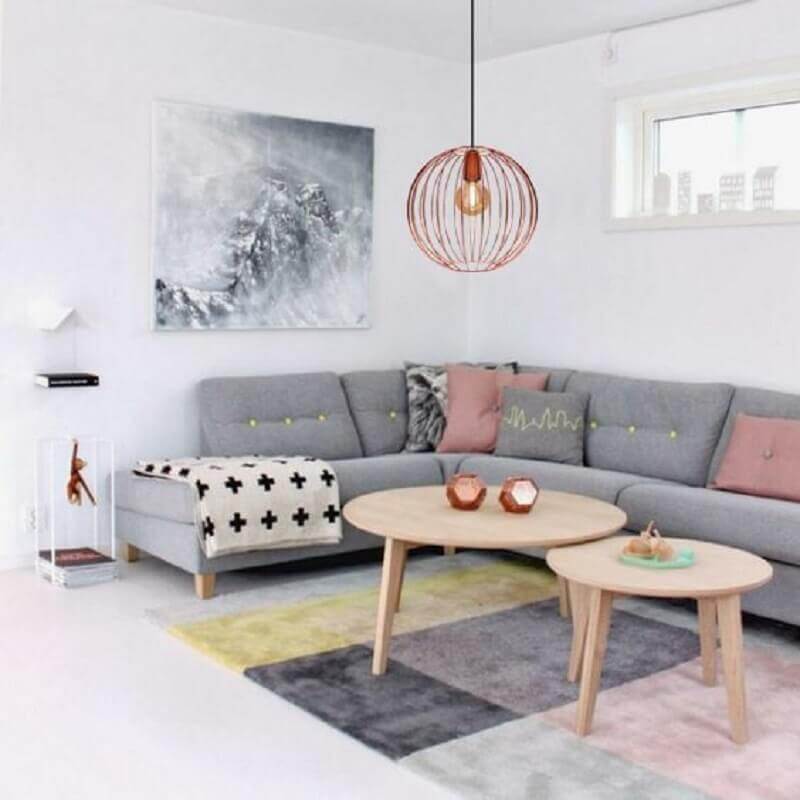Lustre aramado rose gold para decoração de sala de estar com sofa cinza de canto Foto Amazon