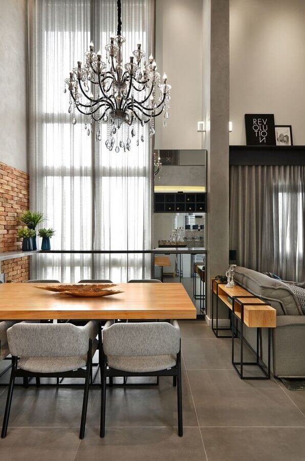 Lustre candelabro para sala de jantar estilo industrial decorada com cadeira almofadada moderna Foto Futurist Architecture