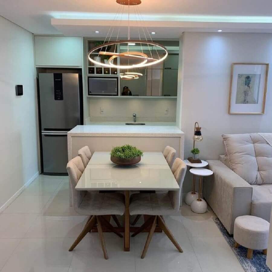 Lustre moderno para cozinha conjugada com sala pequena decorada em cores claras Foto 2M Interiores