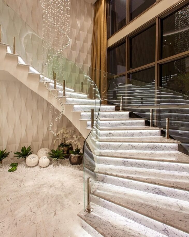 Lustre para escada moderno de granito e vidro com jardim de inverno embaixo