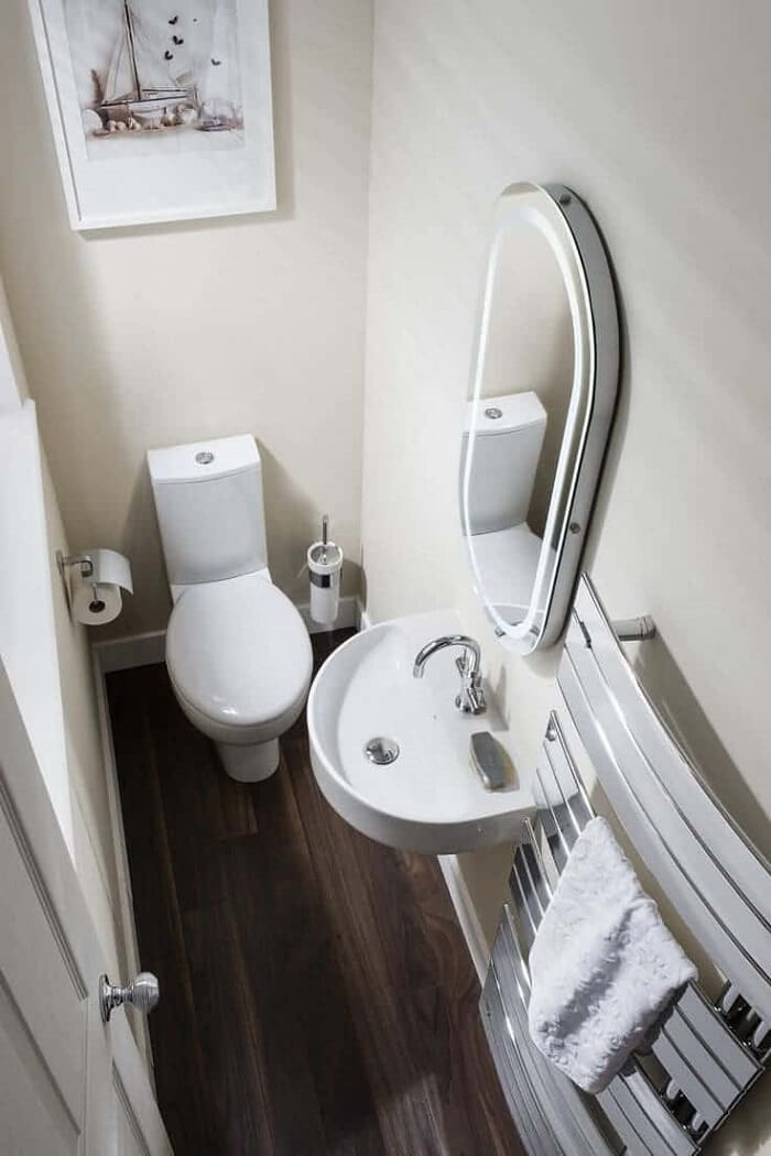 Mantenha sempre o banheiro embaixo da escada arrumado. Fonte: Specifier Review