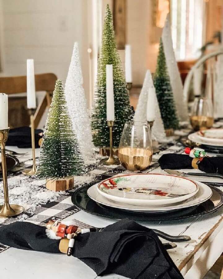 Mesa de ano novo decorada com mini pinheiros de Natal Foto Casa Tres Chic