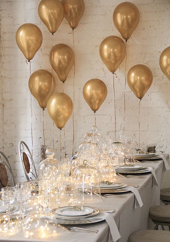 Mesa de jantar com redomas de vidro para mesa com cores de ano novo dourado e branco
