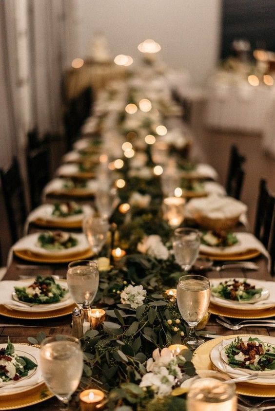 Mesa de jantar decorada com cores ano novo verde e dourado