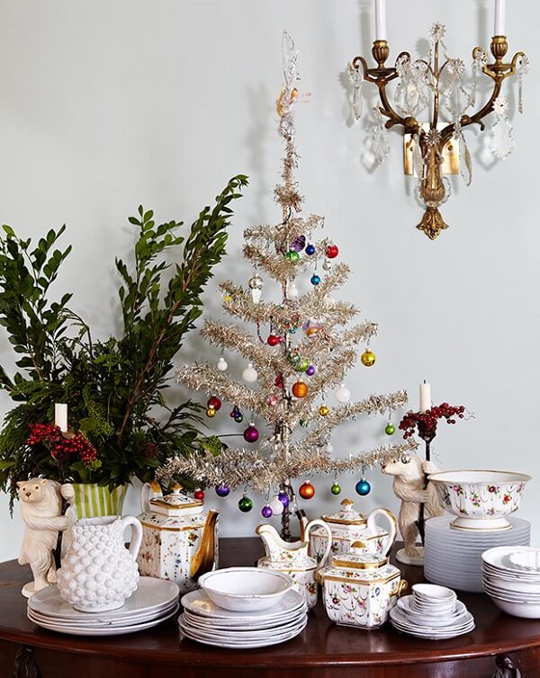 Mesa de jantar para ceia decorada com mini arvore de natal dourada