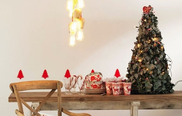 Mesa de madeira decorada com mini arvore de natal