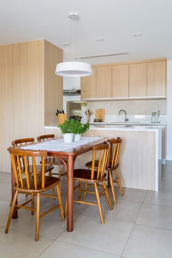 Mesa de madeira para decoração de cozinha americana conjugada com sala de jantar Foto Juliana Conforto