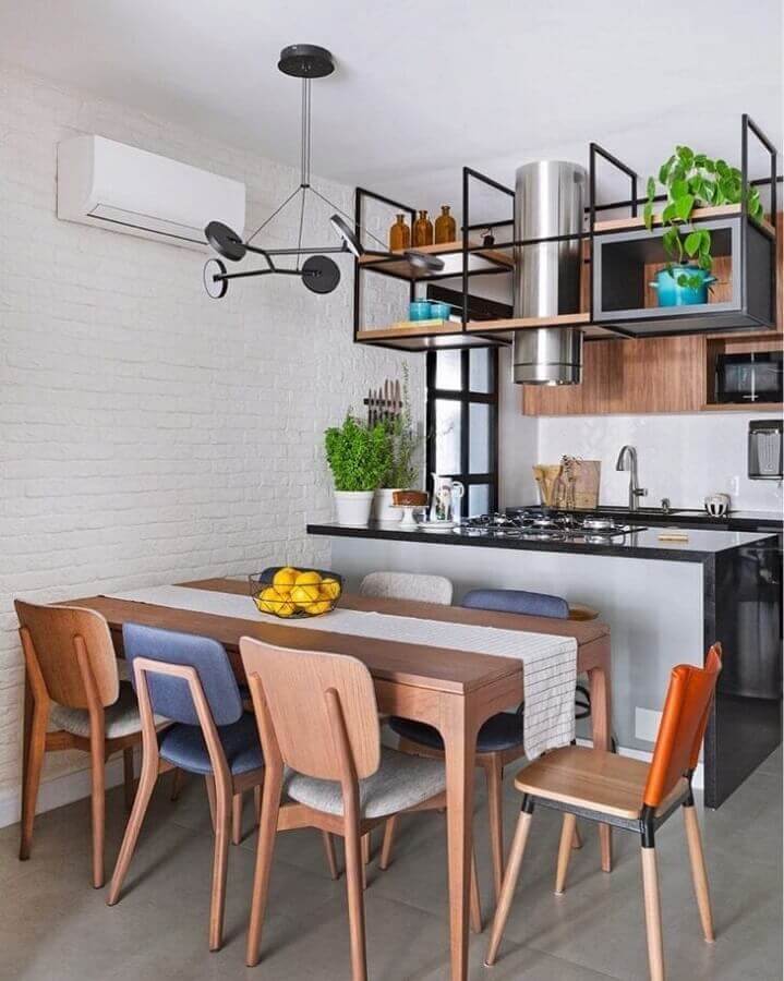 Mesa de madeira para decoração de cozinha americana conjugada com sala de jantar Foto Moana Arquitetura