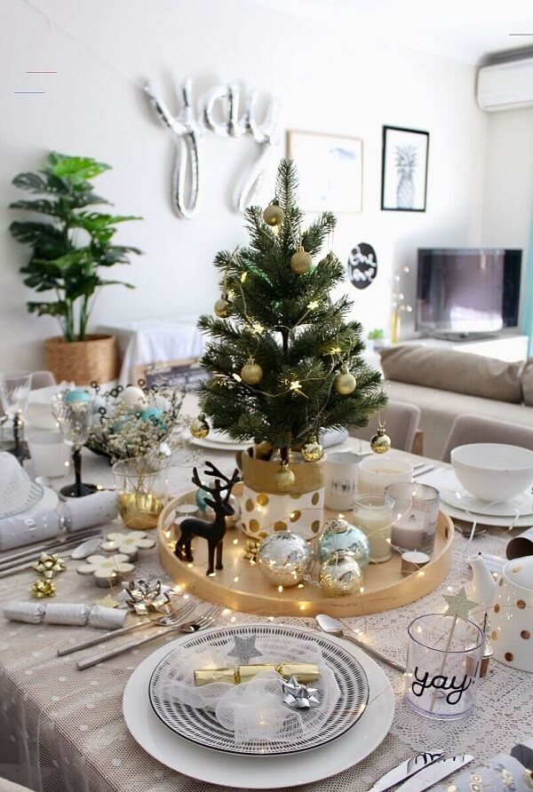 Mesa de natal decorada com mini árvore de natal 