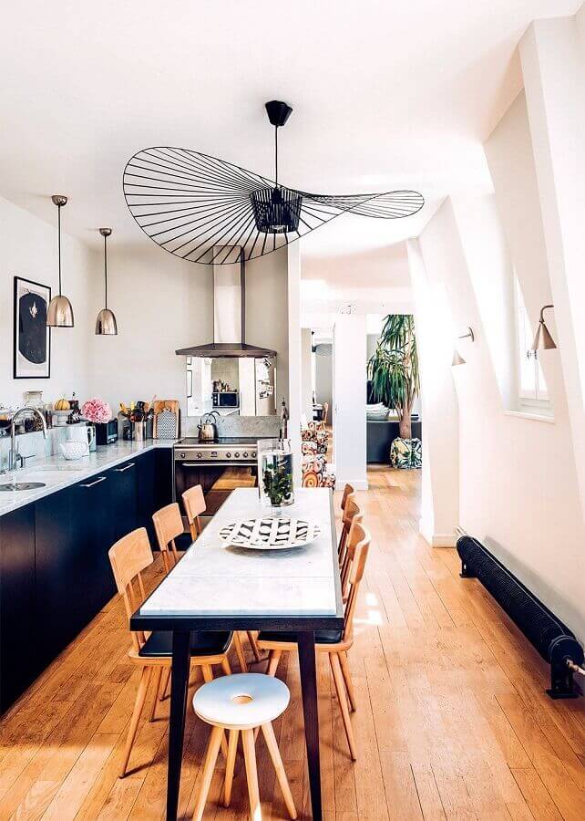 Mesa estreita para decoração de cozinha com lustre aramado grande moderno Foto Fabiola Paulsen