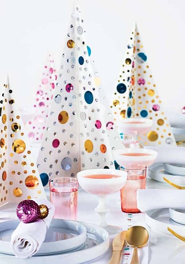 Mesa posta com mini árvore de natal colorida