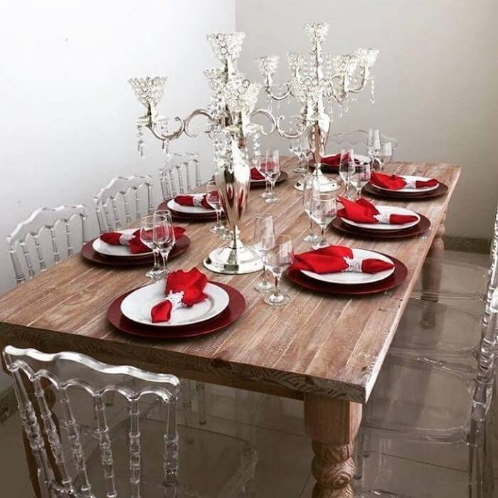 Mesa simples com sousplat de natal vermelho e pratos brancos. Fonte: Toque de Classe Festas