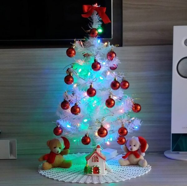 Mini árvore de natal branca com bolas de natal vermelha