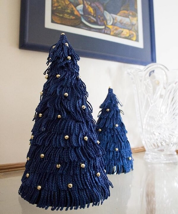 Mini árvore de natal feita com lã e bolas douradas