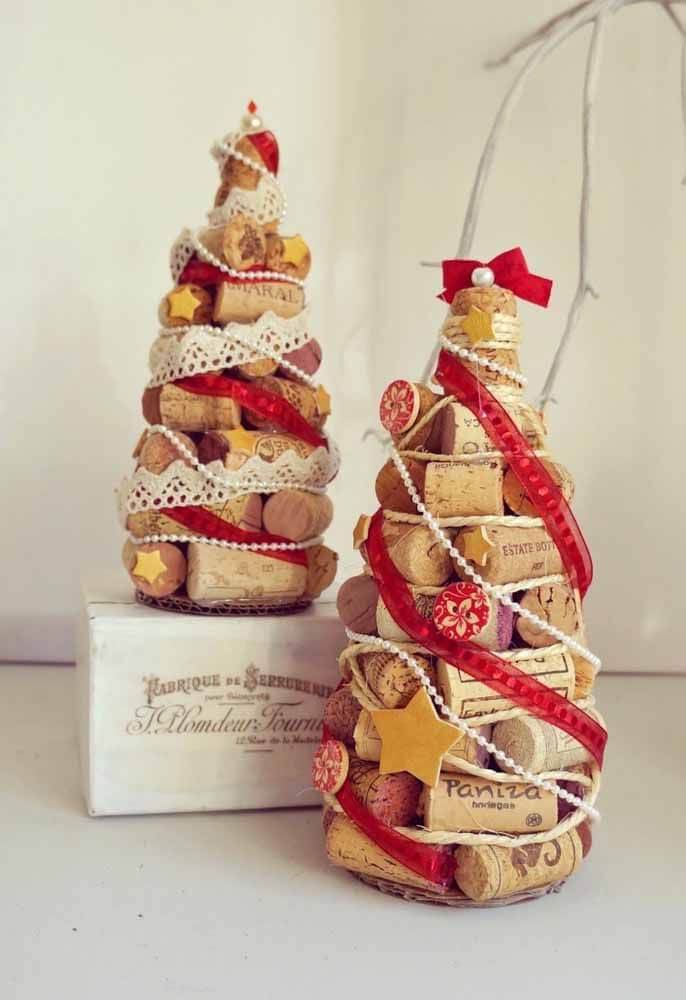 Mini árvore de natal feita com rolhas de vinho e fitas vermelhas