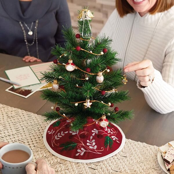 Mini árvore de natal no centro de mesa natalina