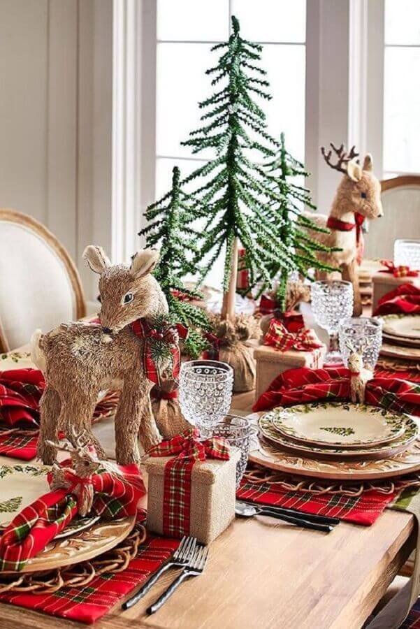 Mini pinheiros e renas para decoração de mesa de festa de Natal Foto Archzine
