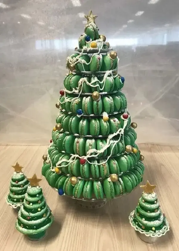 Mini árvore de natal feita de macarrons decora o centro de mesa de natal. Fonte: Reddit