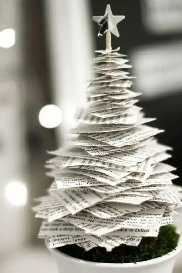 Mini árvore de natal feita com papel decora o centro da mesa. Fonte: Revista Artesanato