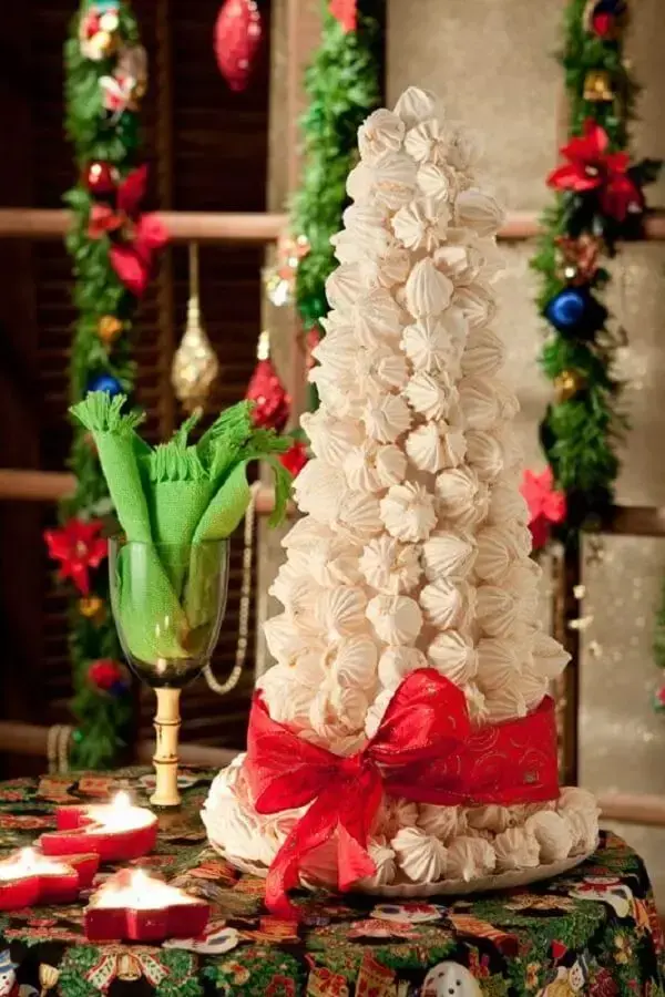 Mini árvore de natal feito de suspiros decora o centro de mesa. Fonte: Assuntos Criativos