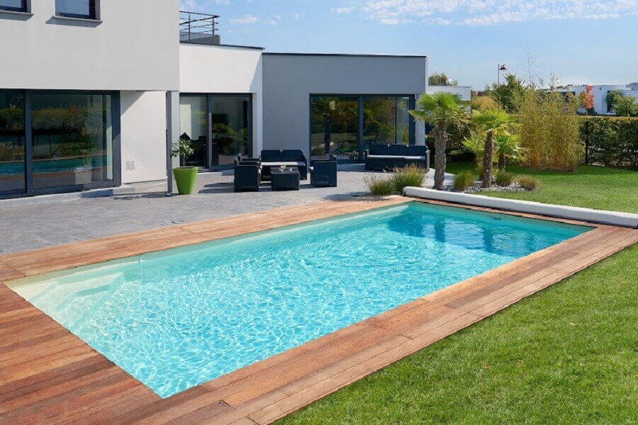 Modelo de casa moderna com piscina grande e jardim Foto habitissimo