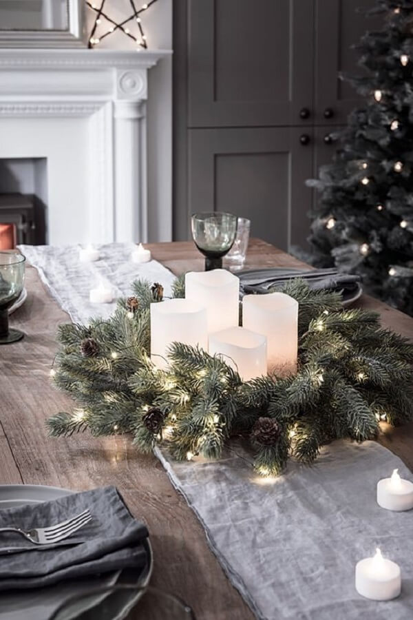 Modelo de centro de mesa de natal com ramos iluminados. Fonte: Truly Engaging by MagnetStreet