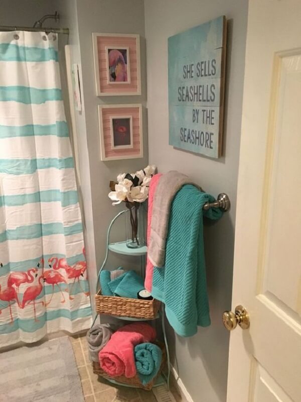 Modelo de cortina de box para banheiro com estampa de flamingos. Fonte: Of Life &amp; Lisa