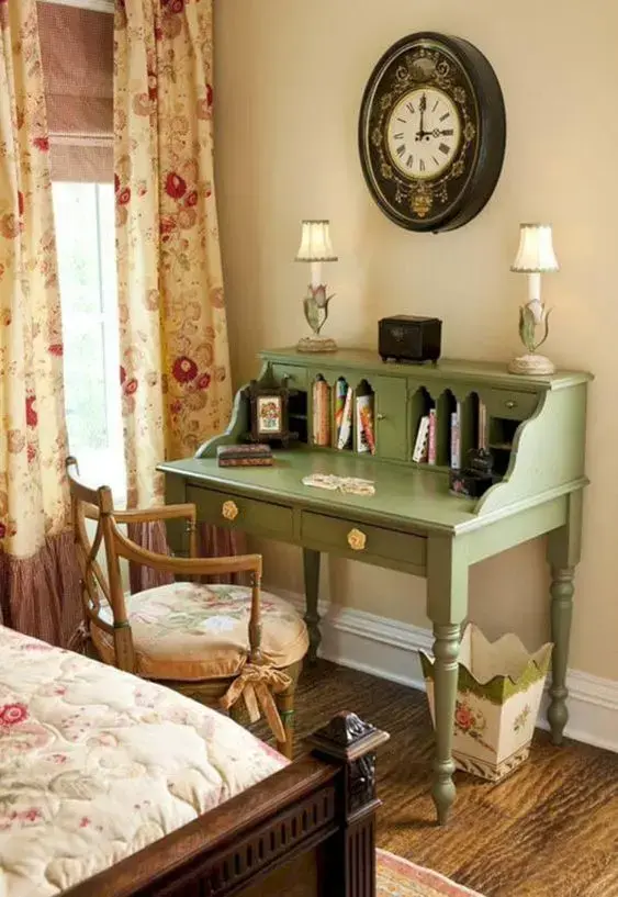 Móveis vintage com escrivaninha verde e cadeira de madeira