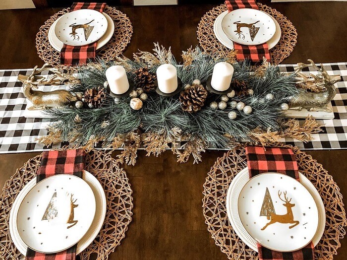 O aramado do sousplat de natal se destaca na mesa de madeira. Fonte: My Arizona Home