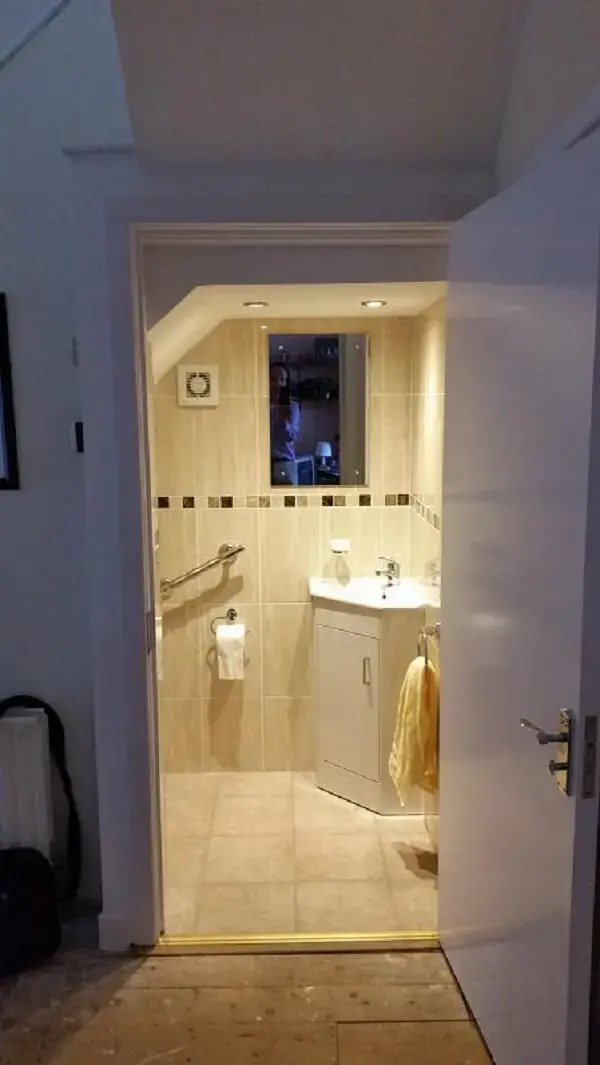 O armário de canto otimiza o espaço do banheiro pequeno embaixo da escada. Fonte: Decorei