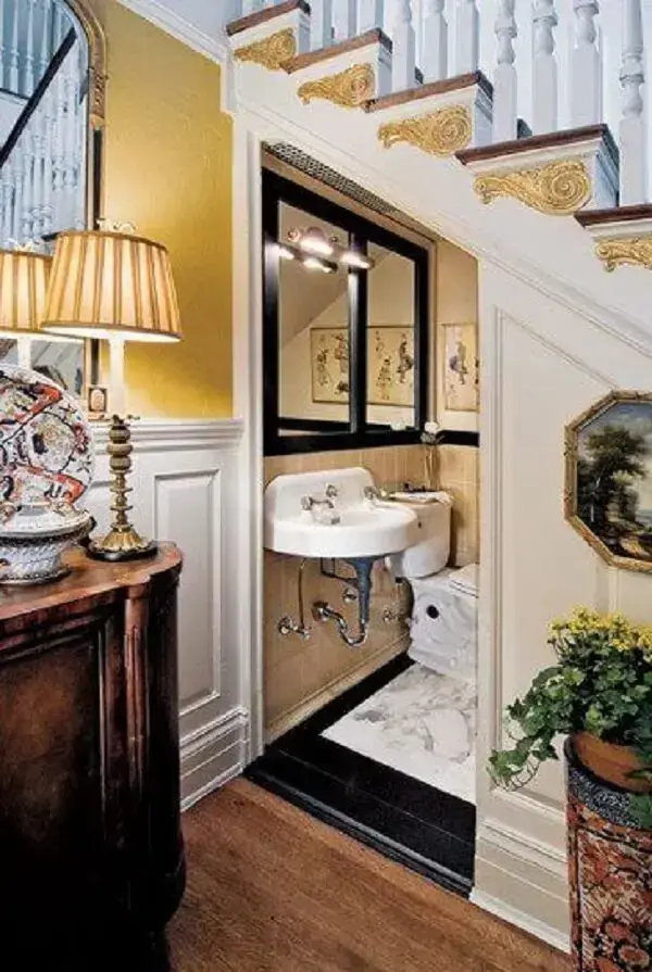 O espelho traz a sensação de amplitude no banheiro embaixo da escada. Fonte: Sue Richards