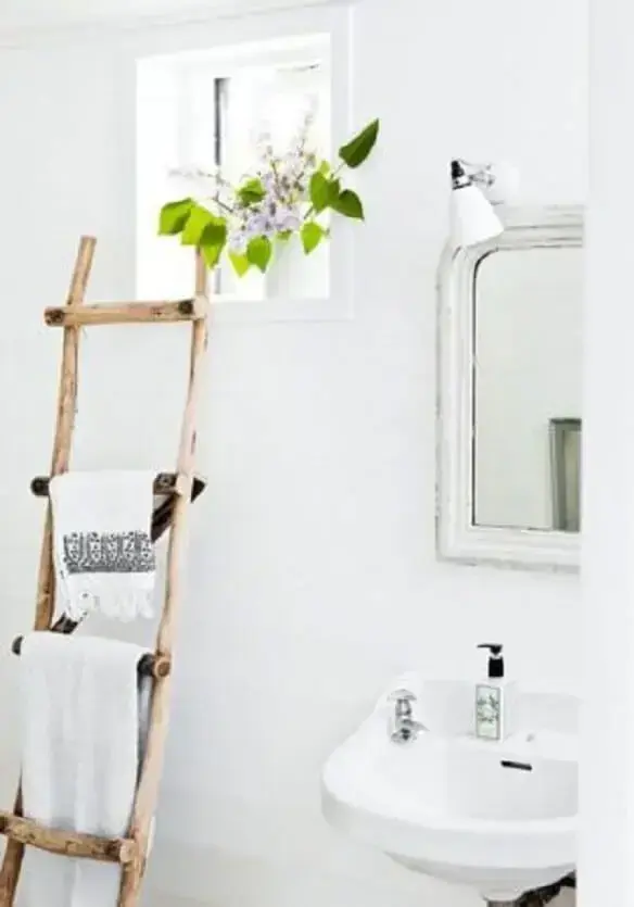 O lavabo fica ainda mais chique na presença da escada decorativa. Fonte: Conexão Décor